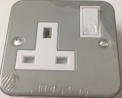 Metal Clad 1 Gang Switched Socket
